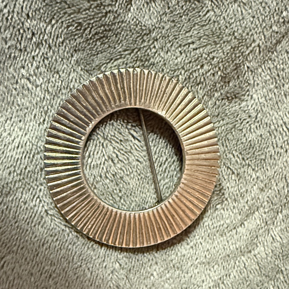 Vintage Goldtone brooch Set - Picture 8 of 11